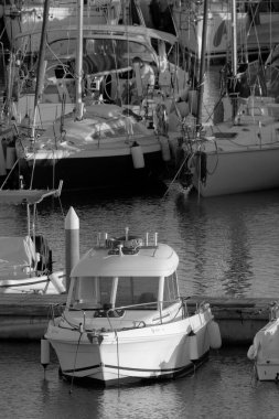 İtalya, Sicilya, Akdeniz, Marina di Ragusa (Ragusa ili); 7 Kasım 2022, limanda motorlu tekne ve lüks yatlar - EDITORIAL