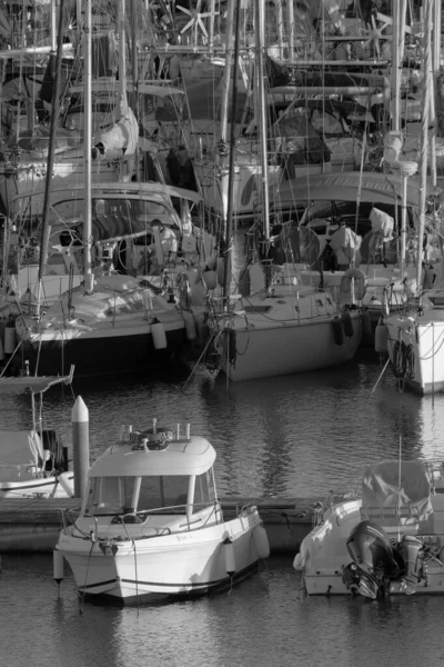 意大利 西西里 地中海 拉古萨港 拉古萨省 2022年11月7日 港口内的汽艇和豪华游艇 Editorial — 图库照片