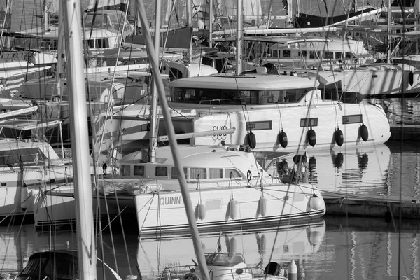 意大利 西西里 地中海 拉古萨港 拉古萨省 2022年11月9日 港口内的汽艇和豪华游艇 Editorial — 图库照片
