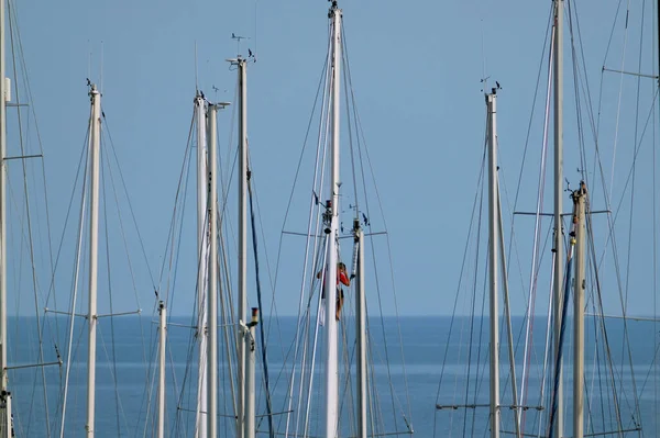 Italien Sizilianisch Mittelmeer Yachthafen Von Ragusa Mann Der Einen Segelbootmast — Stockfoto