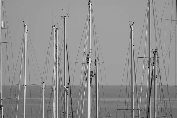 イタリア Siciliy 地中海の海 マリーナ ラグーザ マリーナの帆船のマストを働いていた男 — ストック写真