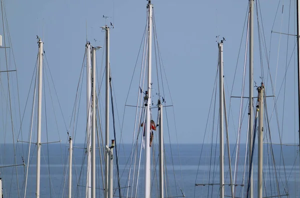 Italia Sicilia Mar Mediterráneo Marina Ragusa Hombre Trabajando Mástil Velero —  Fotos de Stock