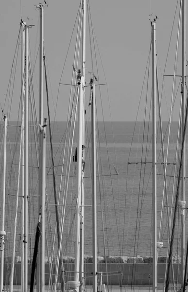 意大利 西西里 地中海 滨海迪拉古萨 人在码头上工作的帆船桅杆 — 图库照片