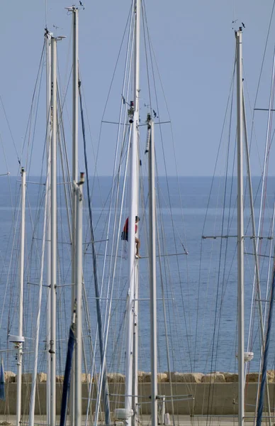Italien Sicilien Medelhavet Havet Marina Ragusa Man Arbetar Upp Segelbåt — Stockfoto