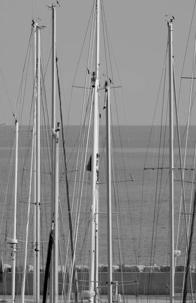 Talya Siciliy Akdeniz Deniz Marina Ragusa Marinada Bir Yelkenli Tekne — Stok fotoğraf