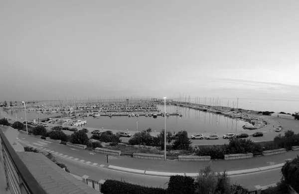 이탈리아 시칠리아섬 지중해해 마리나 디라구 라구사 항구에 모터보트와 — 스톡 사진