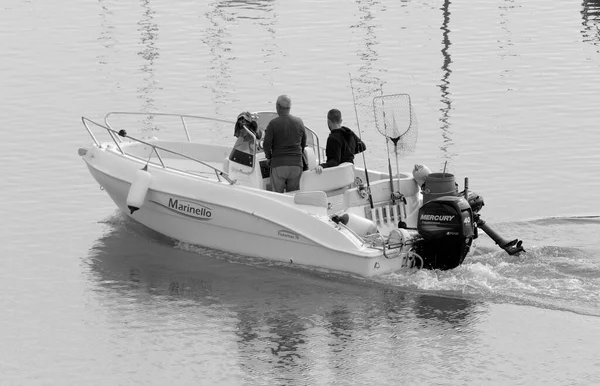 イタリア シチリア島 地中海 マリーナ ラグーザ ラグーザ州 11月2022 ポート内のモーターボート上のスポーツ漁師 Editorial — ストック写真