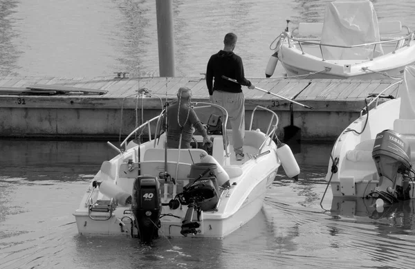 意大利 西西里 地中海 拉古萨海 拉古萨省 2022年11月11日 港口汽艇上的体育渔民 Editorial — 图库照片