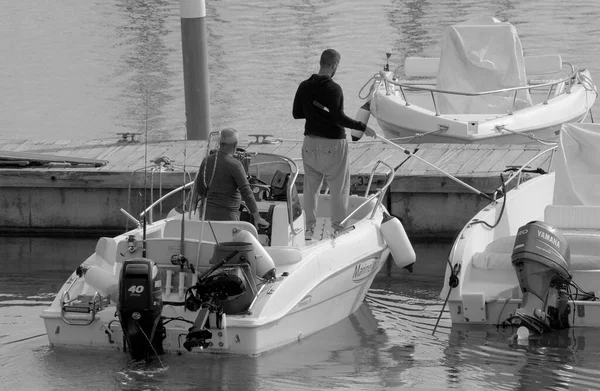 Italien Sicilien Medelhavet Marina Ragusa Ragusaprovinsen November 2022 Sportfiskare Motorbåt — Stockfoto