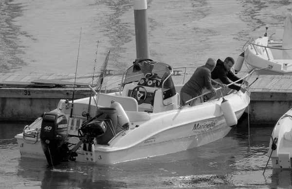 意大利 西西里 地中海 拉古萨海 拉古萨省 2022年11月11日 港口汽艇上的体育渔民 Editorial — 图库照片