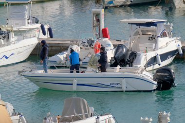 İtalya, Sicilya, Akdeniz, Marina di Ragusa (Ragusa Eyaleti); 12 Kasım 2022, limandaki bir motorlu tekne - EDITORIAL