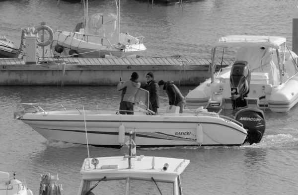 イタリア シチリア島 地中海 マリーナ ラグーザ ラグーザ州 11月2022 ポート内のモーターボート上の男性 Editorial — ストック写真