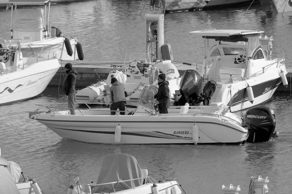 Italien Sicilien Medelhavet Marina Ragusa Ragusaprovinsen November 2022 Män Motorbåt — Stockfoto