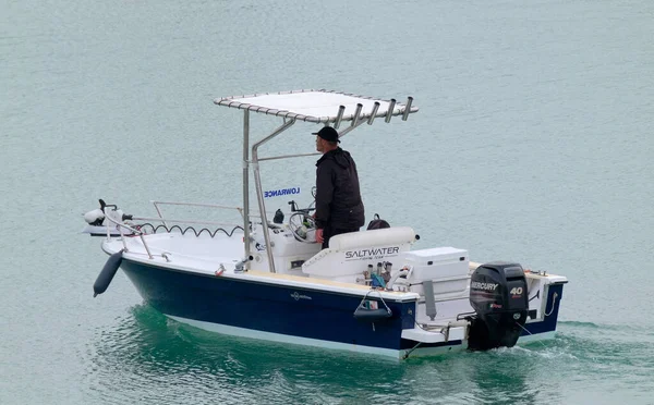 イタリア シチリア島 地中海 マリーナ ラグーザ ラグーザ州 11月2022 ポート内のモーターボート上のスポーツ漁師 Editorial — ストック写真