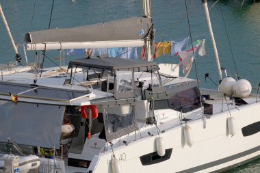 İtalya, Sicilya, Akdeniz, Marina di Ragusa (Ragusa ili); 12 Kasım 2022, limanda motorlu tekneler ve lüks yatlar - EDITORIAL