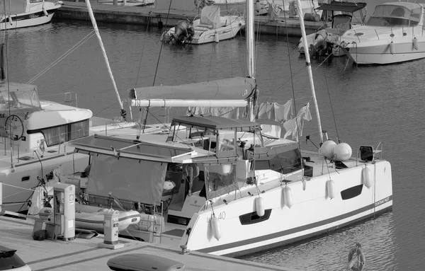 意大利 西西里 地中海 拉古萨港 拉古萨省 2022年11月12日 港口内的汽艇和豪华游艇 Editorial — 图库照片