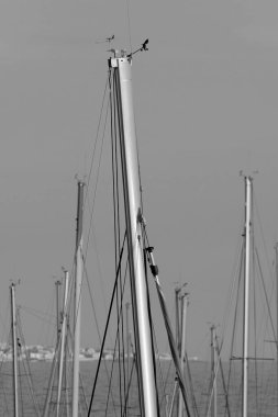 İtalya, Sicilya, Akdeniz, Marina di Ragusa (Ragusa Eyaleti); limanda yelkenli direkleri 