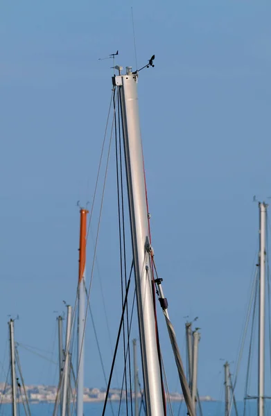 意大利 西西里 地中海 拉古萨海 拉古萨省 港口的帆船桅杆 — 图库照片