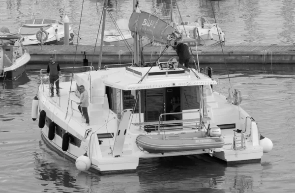 塔拉里 西西里 地中海 拉古萨海 拉古萨省 2022年11月15日 港口一艘帆船上的人员 Editorial — 图库照片