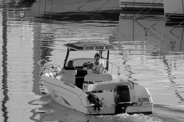 意大利 西西里 地中海 拉古萨海 拉古萨省 2022年11月15日 在港口的汽艇上结为夫妻 Editorial — 图库照片