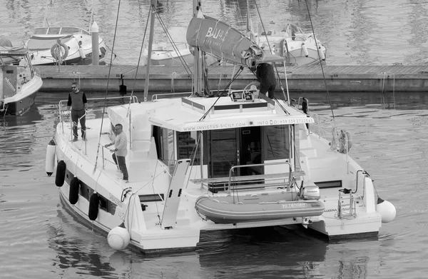 Taly シチリア島 地中海 マリーナ ラグーザ ラグーザ州 11月2022 ポート内の帆船上の男性 Editorial — ストック写真