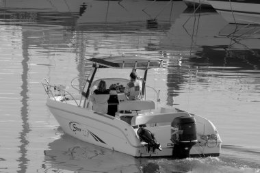 İtalya, Sicilya, Akdeniz, Marina di Ragusa (Ragusa Eyaleti); 15 Kasım 2022, limanda bir motorlu tekne - EDITORIAL