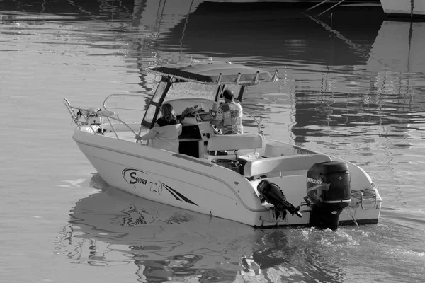 イタリア シチリア島 地中海 マリーナ ラグーザ ラグーザ州 2022年11月15日 港内のモーターボートに乗ってカップル Editorial — ストック写真