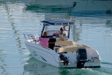 İtalya, Sicilya, Akdeniz, Marina di Ragusa (Ragusa Eyaleti); 15 Kasım 2022, limanda bir motorlu tekne - EDITORIAL