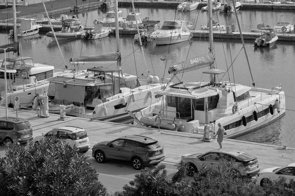 イタリア シチリア島 地中海 マリーナ ラグーザ ラグーザ州 11月2022 ポート内の人々 車や高級ヨット Editorial — ストック写真