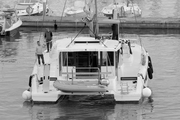 塔拉里 西西里 地中海 拉古萨海 拉古萨省 2022年11月15日 港口一艘帆船上的人员 Editorial — 图库照片