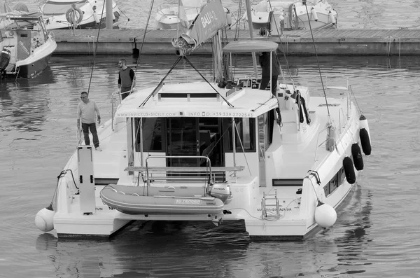 Taly Sicilien Medelhavet Marina Ragusa Ragusaprovinsen November 2022 Män Segelbåt — Stockfoto