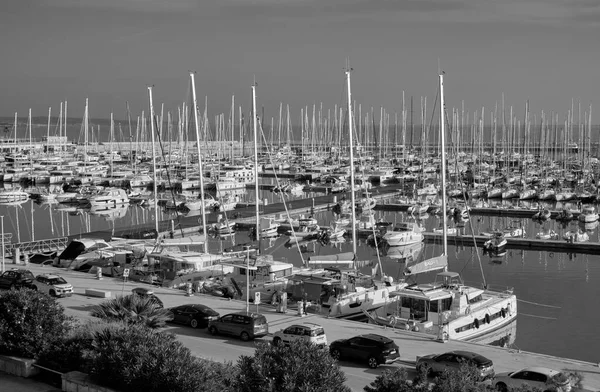 意大利 西西里 地中海 拉古萨港 拉古萨省 2022年11月16日 港口内的人员 汽车和豪华游艇 Editorial — 图库照片