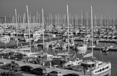 İtalya, Sicilya, Akdeniz, Marina di Ragusa (Ragusa Eyaleti); 16 Kasım 2022, limanda insanlar, arabalar ve lüks yatlar - EDITORIAL