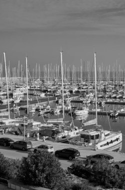 İtalya, Sicilya, Akdeniz, Marina di Ragusa (Ragusa Eyaleti); 16 Kasım 2022, limanda arabalar ve lüks yatlar - EDITORIAL