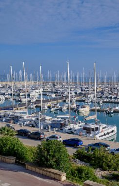 İtalya, Sicilya, Akdeniz, Marina di Ragusa (Ragusa Eyaleti); 16 Kasım 2022, limanda arabalar ve lüks yatlar - EDITORIAL