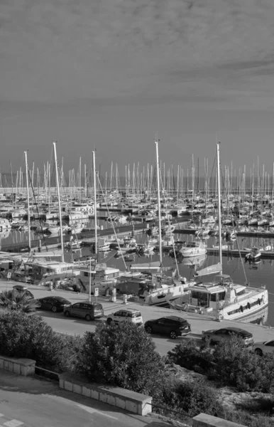 意大利 西西里 地中海 拉古萨港 拉古萨省 2022年11月16日 港口内的汽车和豪华游艇 Editorial — 图库照片