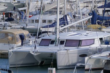 İtalya, Sicilya, Akdeniz, Marina di Ragusa (Ragusa ili); 22 Kasım 2022, limanda lüks yatlar - EDITORIAL