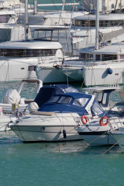 İtalya, Sicilya, Akdeniz, Marina di Ragusa (Ragusa ili); 18 Kasım 2022, limanda lüks yatlar - EDITORIAL