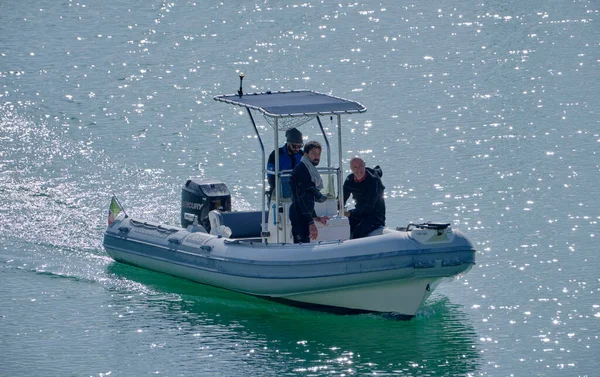 イタリア シチリア島 地中海 マリーナ ラグーザ ラグーザ州 2022年11月16日 港内のゴムボートに乗ってスキューバダイバー Editorial — ストック写真