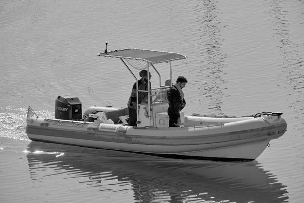 イタリア シチリア島 地中海 マリーナ ラグーザ ラグーザ州 2022年11月16日 港内のゴムボートに乗ってスキューバダイバー Editorial — ストック写真
