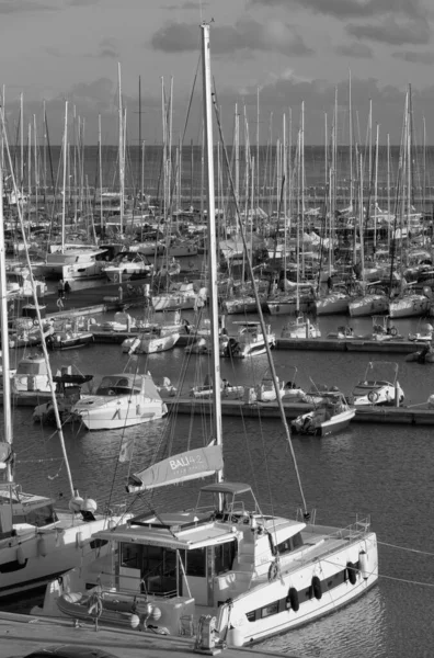 塔拉里 西西里 地中海 拉古萨港 拉古萨省 2022年11月21日 港口内的汽艇和豪华游艇 Editorial — 图库照片