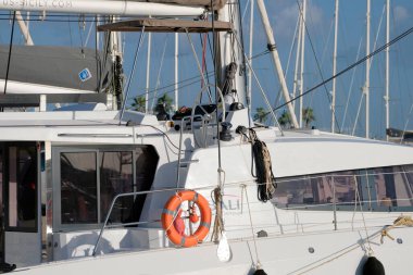 İtalya, Sicilya, Akdeniz, Marina di Ragusa (Ragusa Eyaleti); 24 Kasım 2022, limanda yelkenli tekneleri - EDITORIAL