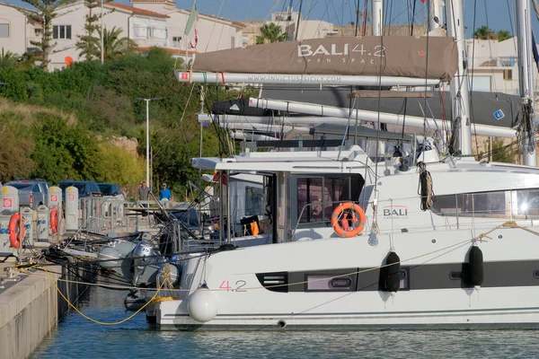イタリア シチリア島 地中海 マリーナ ラグーザ ラグーザ州 11月2022 ポート内の帆船 Editorial — ストック写真