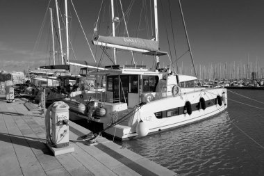 İtalya, Sicilya, Akdeniz, Marina di Ragusa (Ragusa ili); 24 Kasım 2022, limanda lüks yatlar - EDITORIAL