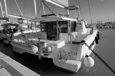 İtalya, Sicilya, Akdeniz, Marina di Ragusa (Ragusa Eyaleti); 24 Kasım 2022, limanda yelkenli tekneleri - EDITORIAL