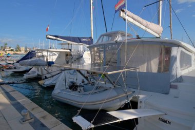 İtalya, Sicilya, Akdeniz, Marina di Ragusa (Ragusa Eyaleti); 24 Kasım 2022, limandaki insanlar ve lüks yatlar - EDITORIAL