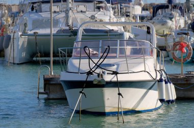 İtalya, Sicilya, Akdeniz, Marina di Ragusa (Ragusa ili); 24 Kasım 2022, limanda lüks yatlar - EDITORIAL