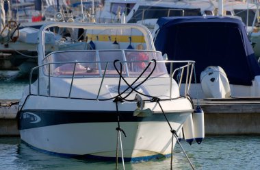 İtalya, Sicilya, Akdeniz, Marina di Ragusa (Ragusa ili); 24 Kasım 2022, limanda lüks yatlar - EDITORIAL