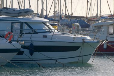 İtalya, Sicilya, Akdeniz, Marina di Ragusa (Ragusa ili); 24 Kasım 2022, limanda lüks yatlar - EDITORIAL