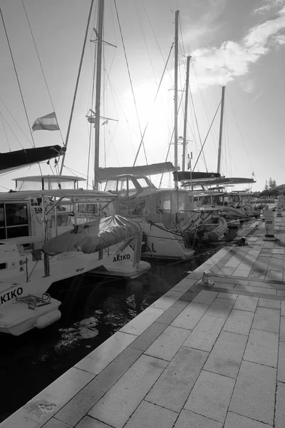 意大利 西西里 地中海 拉古萨海 拉古萨省 2022年11月24日 港口内的帆船 Editorial — 图库照片